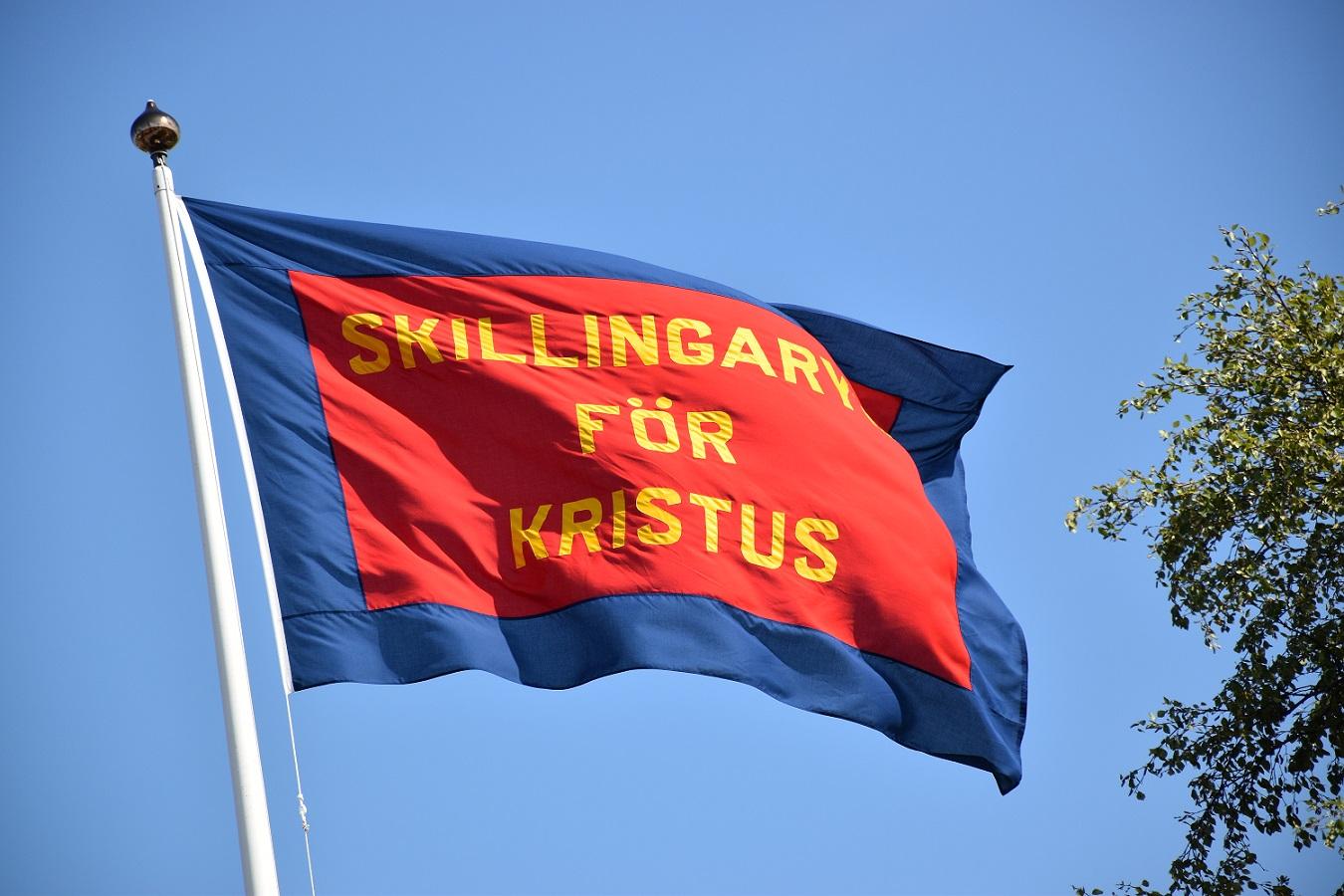 Flaggan med budskapet Skillingaryd för Kristus