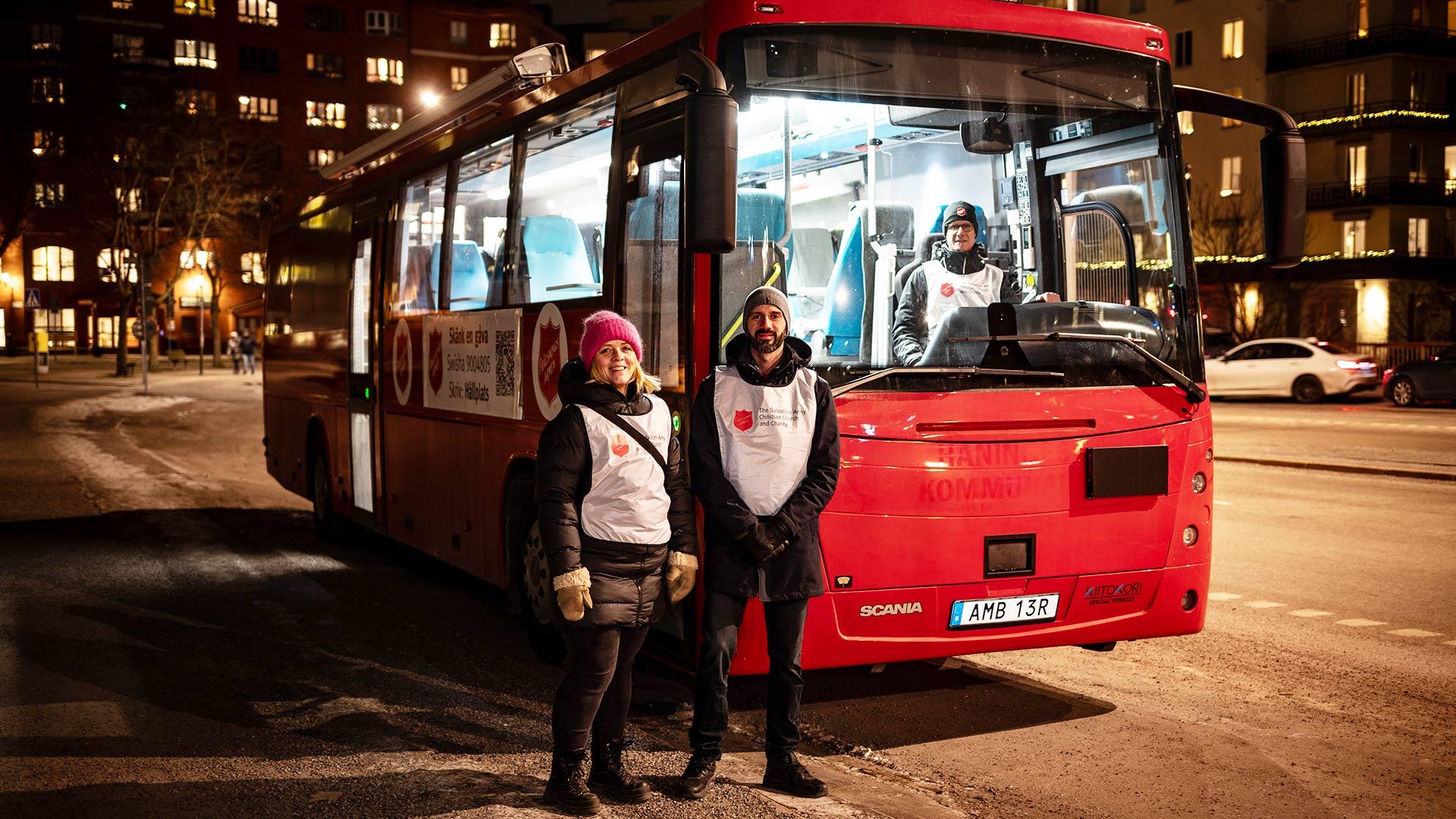 Jenny Alm och Julian de Acha framför Frälsningsarméns mobila buss parkerad vid centralen i Stockholm.