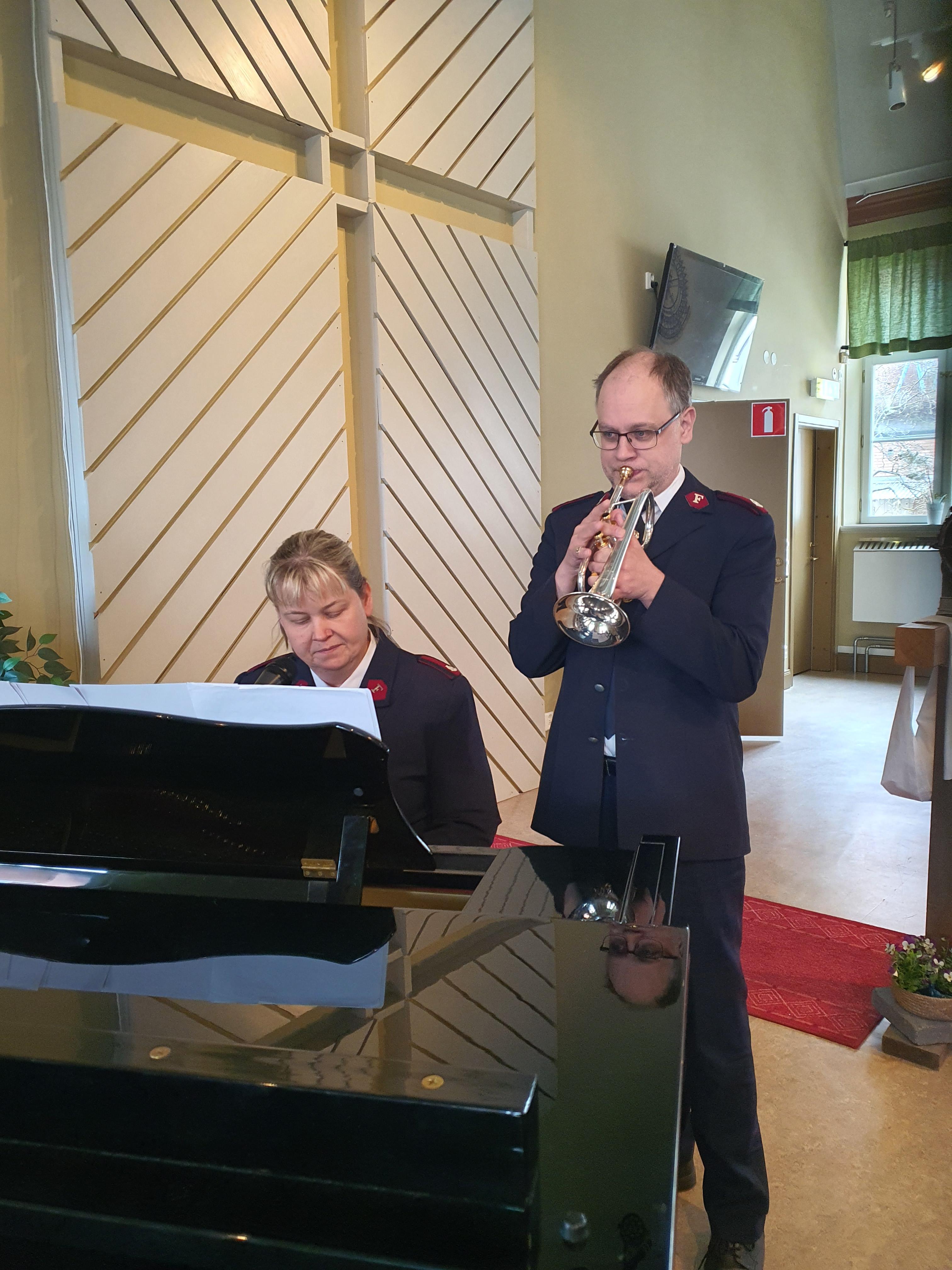 Kårledarna på Frälsningsarmén i Norrköping spelar på långfredagen