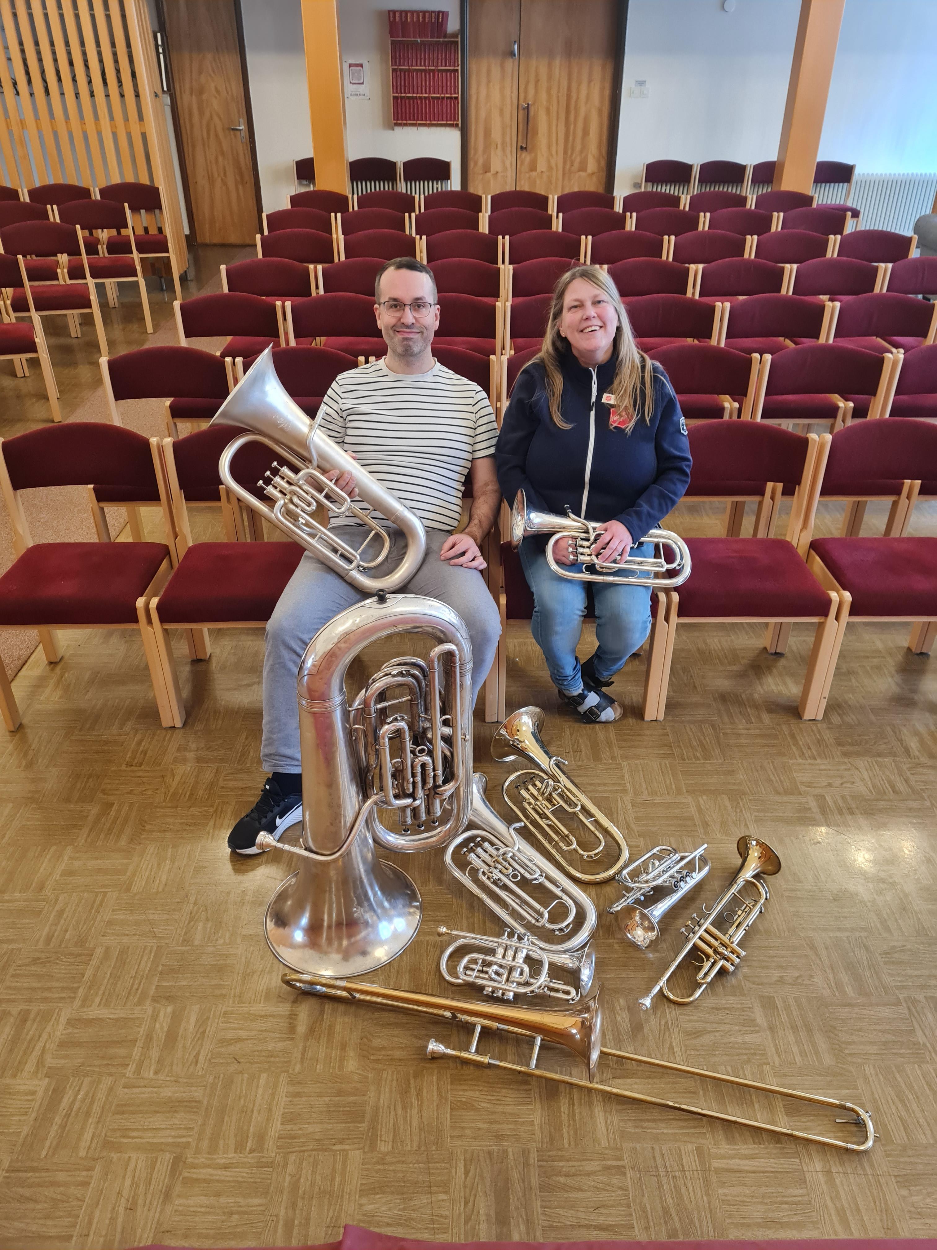 Ledare för minibrass: Mia och Christofer.