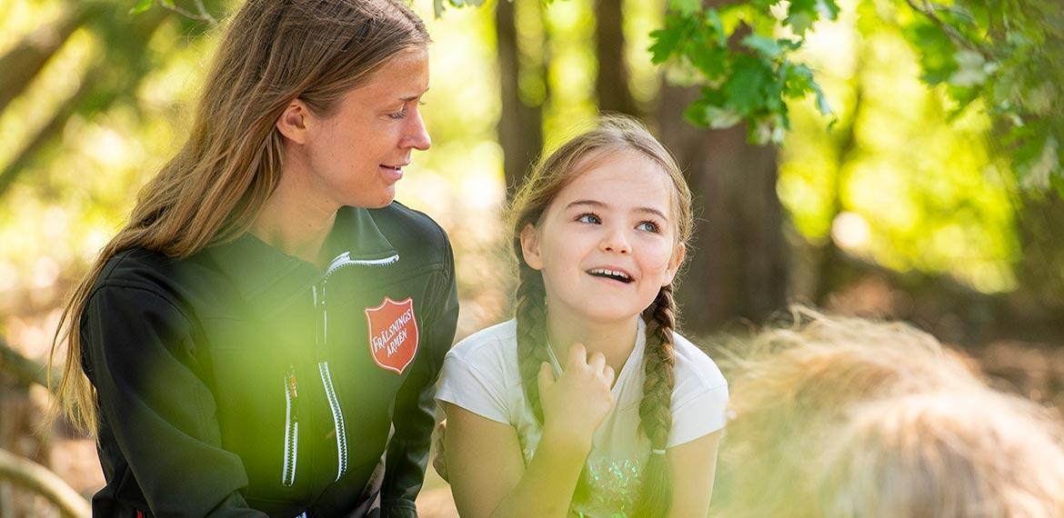 Frälsningsarméanställd tillsammans tjej i skogen