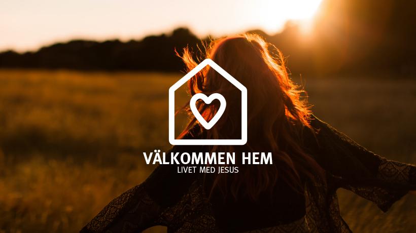 Ryggtavlan på en kvinna som står på en åker med solnedgången i bakgrunden. På bilden är det en logotyp i form av ett hus med ett hjärta på, med texten "Välkommen hem. Livet med Jesus".