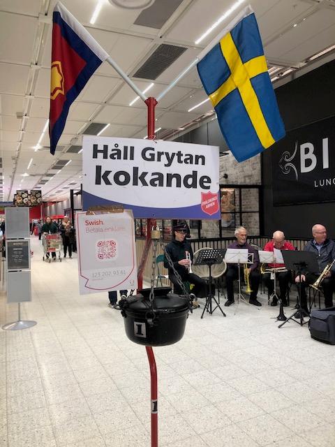 Julgrytan i Eskilstuna. En skylt med budskapet "Håll grytan kokande"