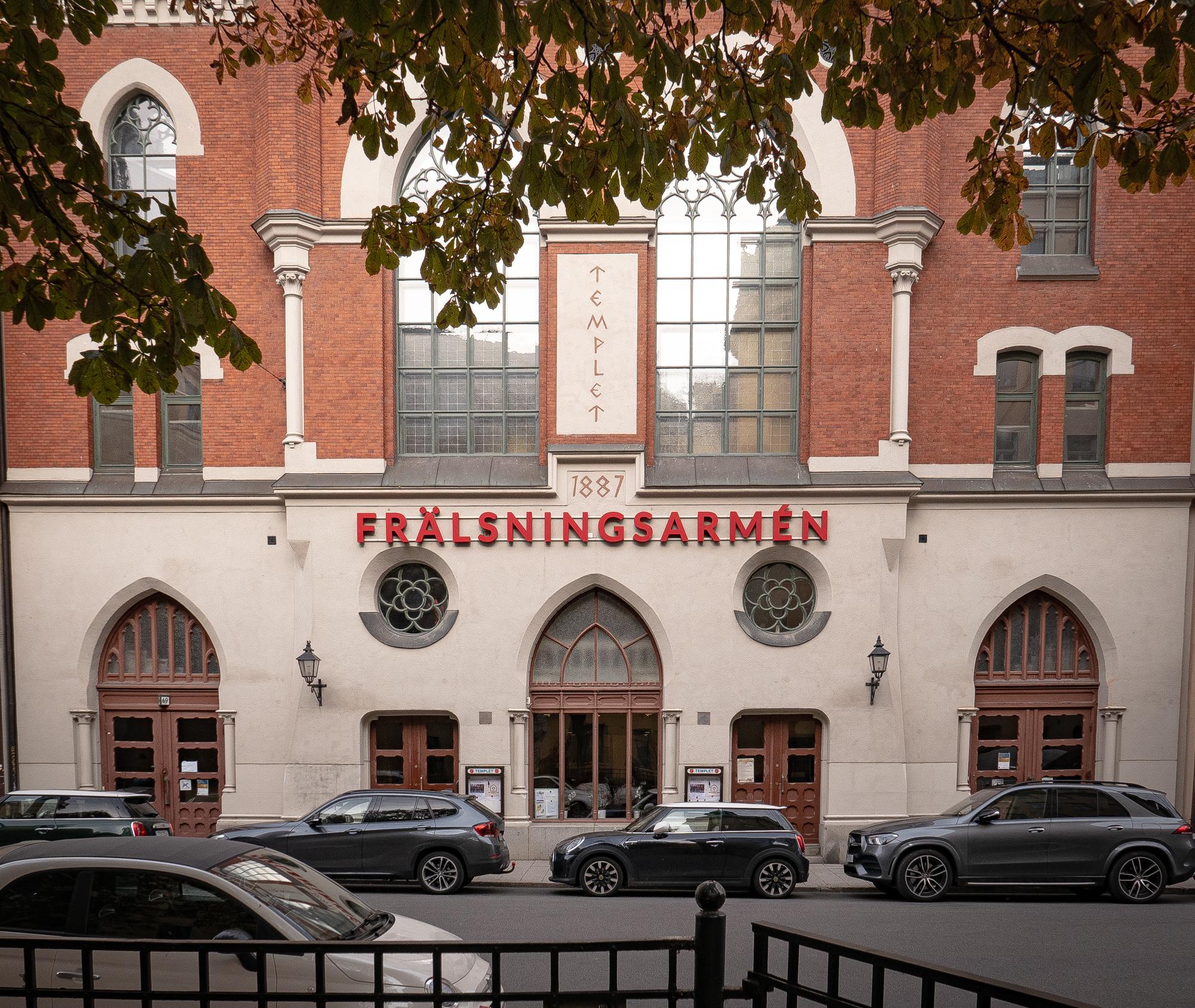 Fasaden och ingången till Frälsningsarméns kår Templet på Östermalmsgatan i Stockholm