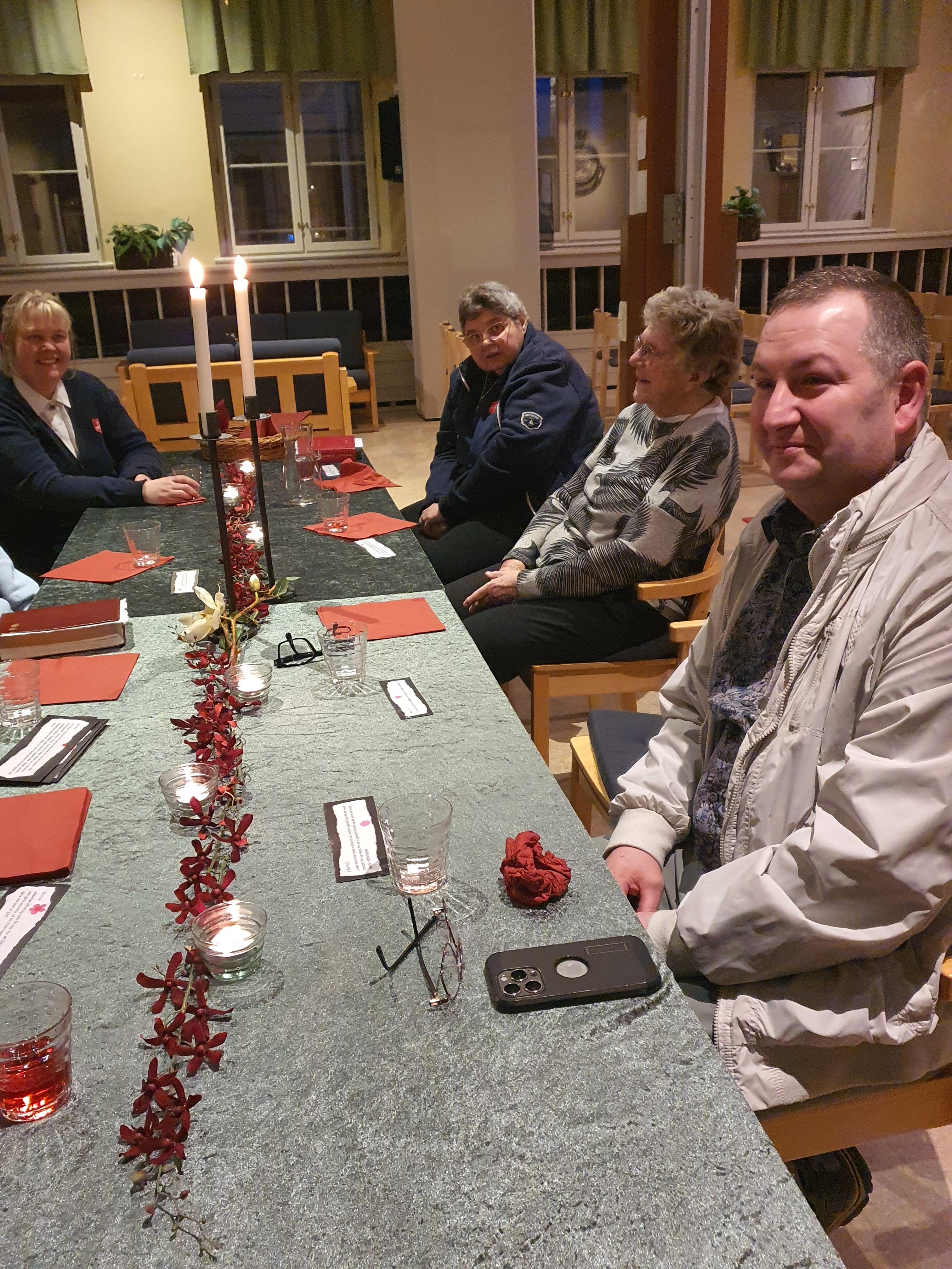 En samling kring bordet för att äta en kärleksmåltid