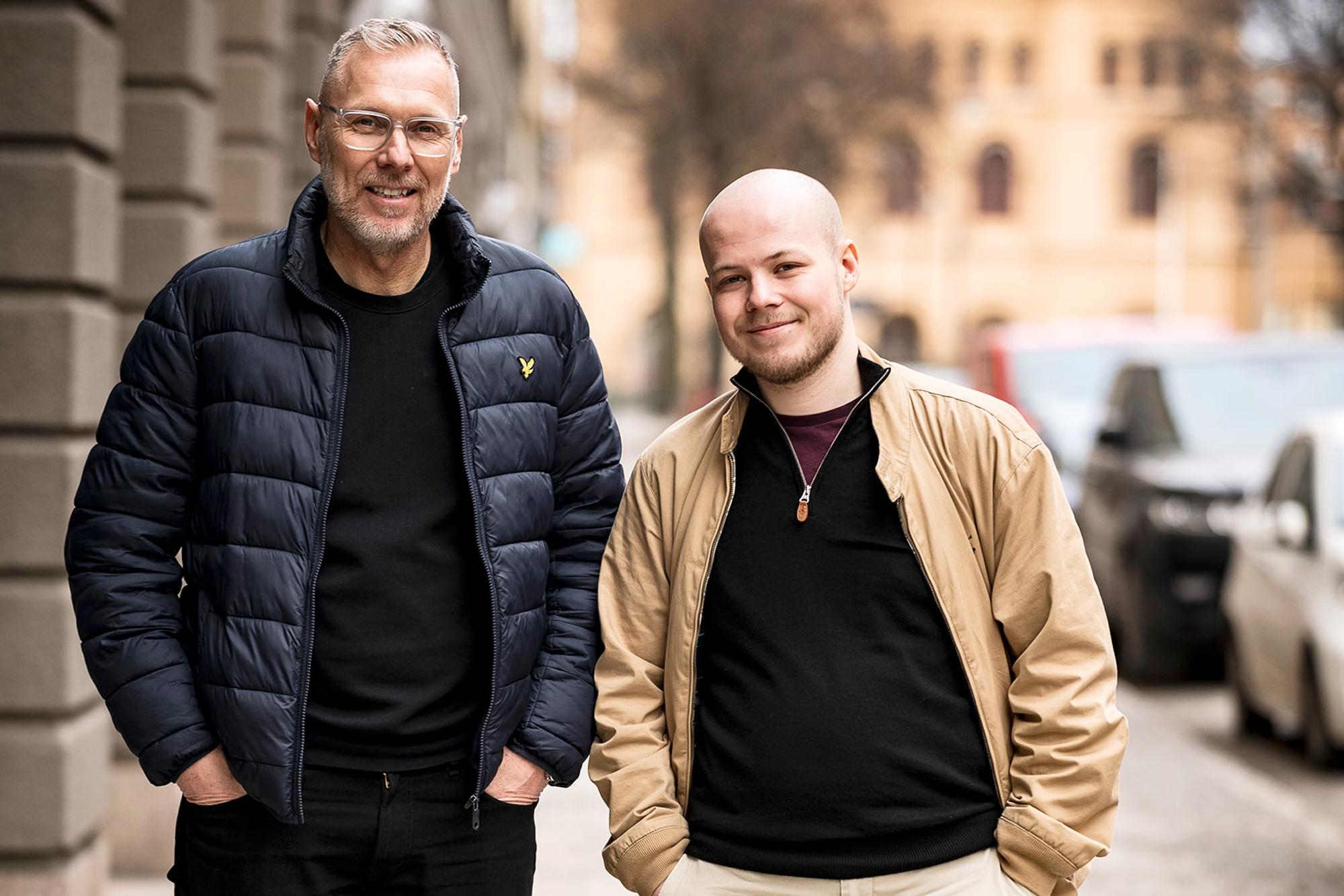 Markus och Ludwig Kihlagård med en gatuvy i bakgrunden.