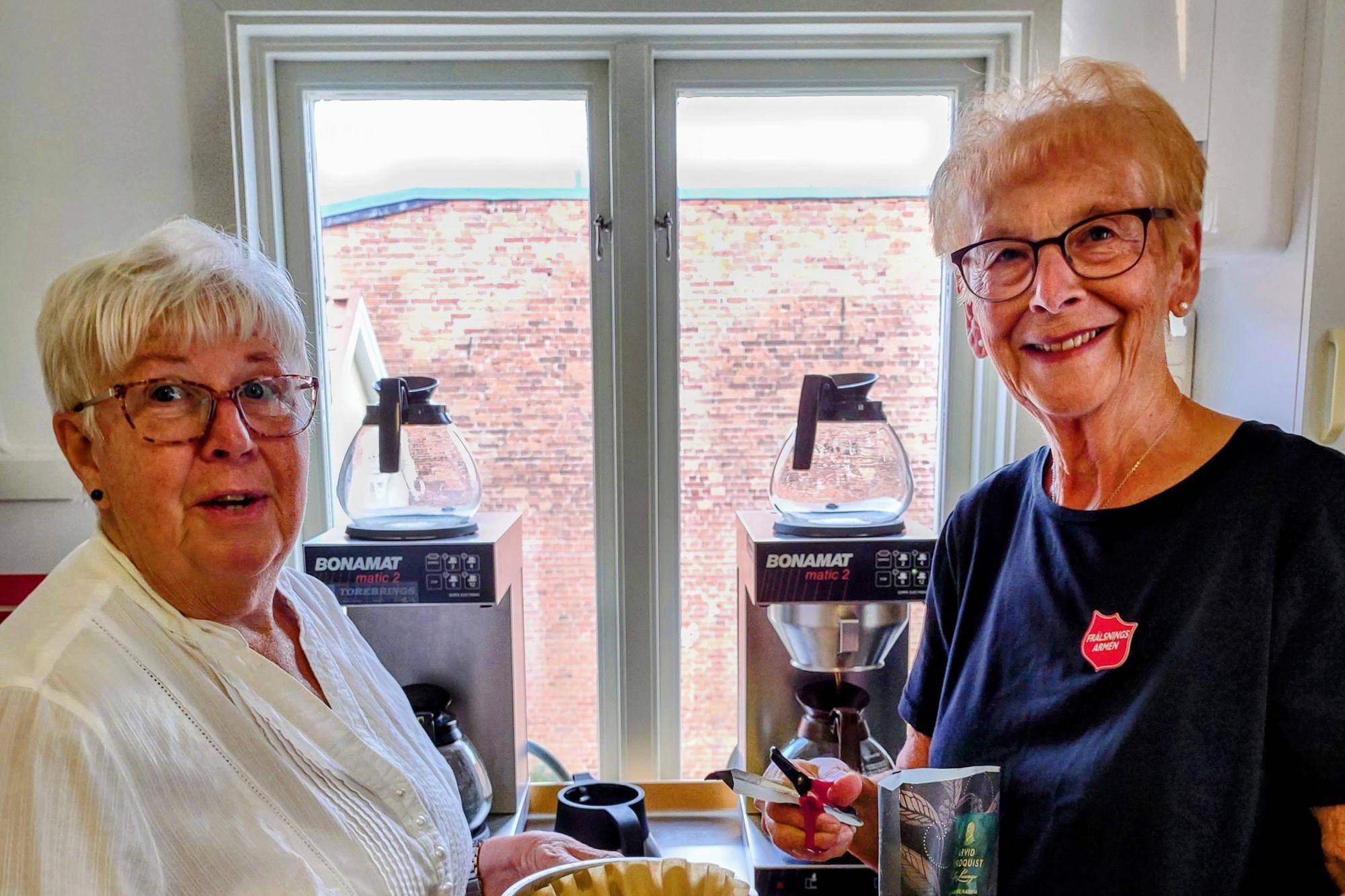 Monica och Inga-Lill fixa kaffe till Tisdagscaféet
