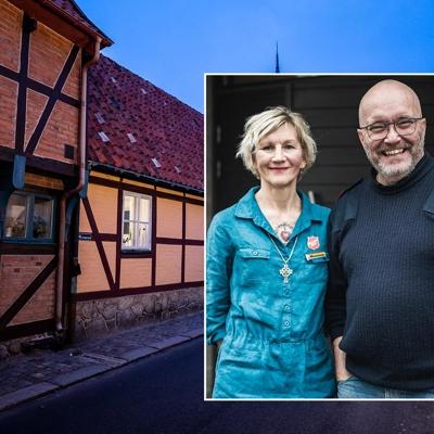 Till vänster: Stadskärnan i Ystad med dess månghundraåriga träbyggnader. Till höger: Monica och Magnus Ahlbin utanför entrén till Frälsningsarmén i Ystad.