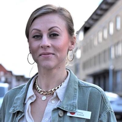 Emma Cotterill med en gatuvy i bakgrunden. 