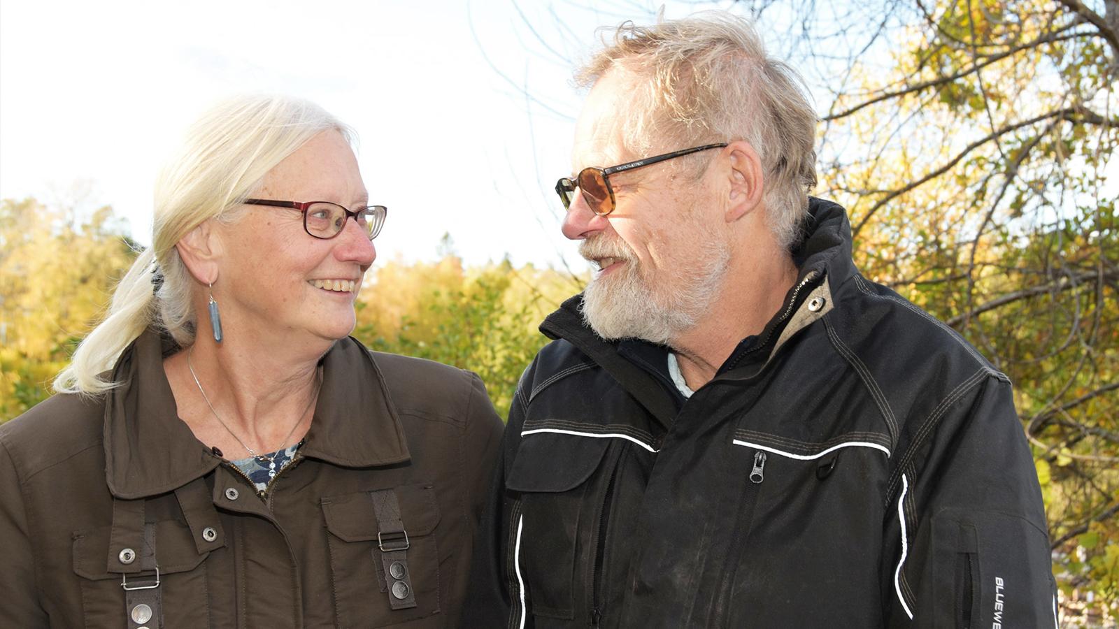 Barbros tillsammans med maken Kjell. De tittar på varandra och ler.