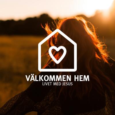 Ryggtavlan på en kvinna som står på en åker med solnedgången i bakgrunden. På bilden är det en logotyp i form av ett hus med ett hjärta på, med texten "Välkommen hem. Livet med Jesus".