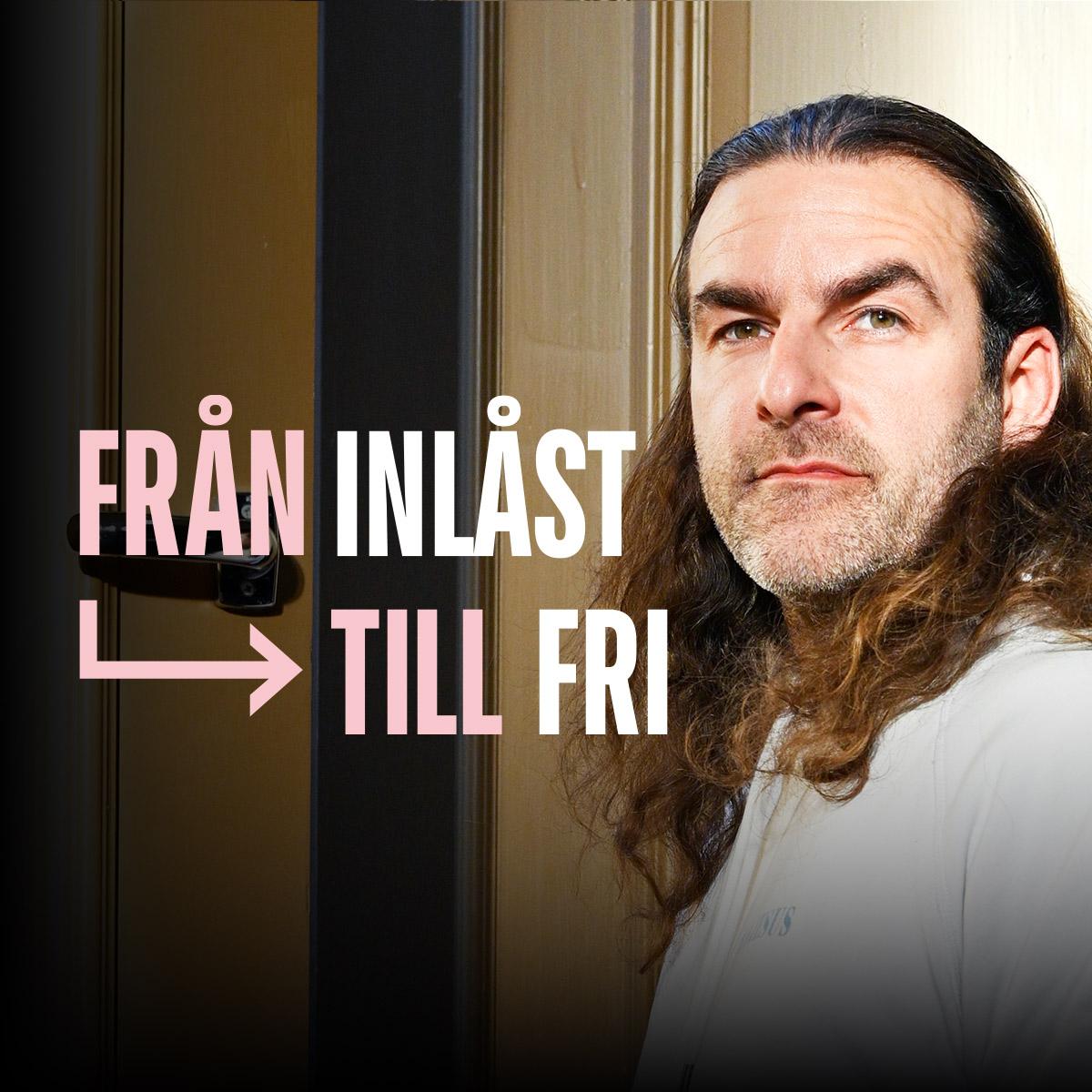 Porträtt på Joakim framför en öppen dörr. Texten Från inlåst till fri finns på bilden.
