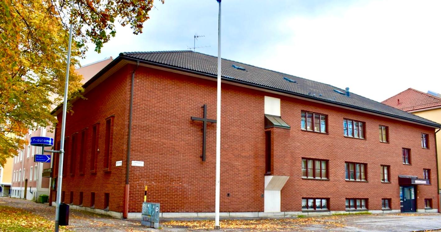 Gävle kår - ett rött tegelhus med kors på utsidan
